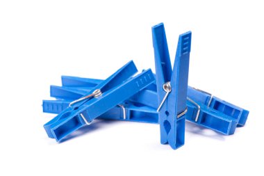 Beyaz arka plan üzerinde izole mavi plastik clothespins dönüştürün
