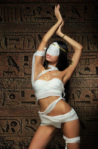 Mısır Hiyeroglifleri Arka Plan Üzerinde Seksi Bandajlı Anne Kadın — Stok fotoğraf