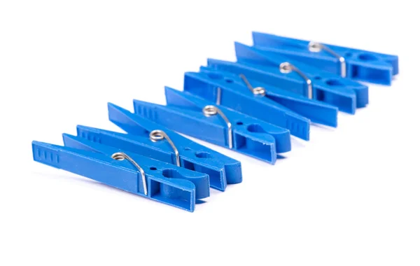 Beyaz Arka Plan Üzerinde Izole Mavi Plastik Clothespins Dönüştürün — Stok fotoğraf
