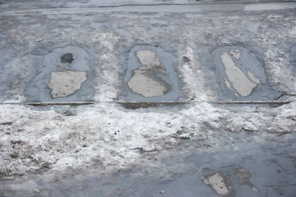 都市の冬で汚れた雪で車用の駐車場 — ストック写真