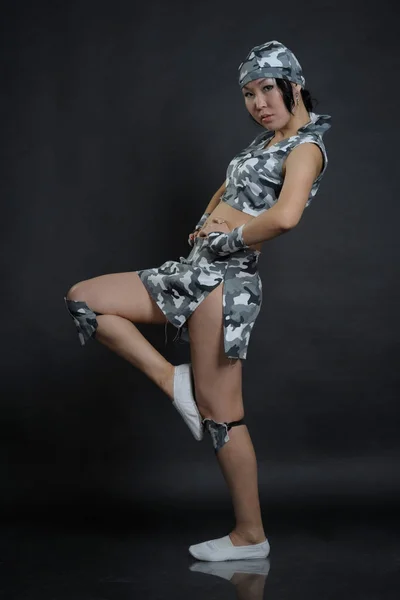 Portrét ženy stylový vojenského oblečení — Stock fotografie