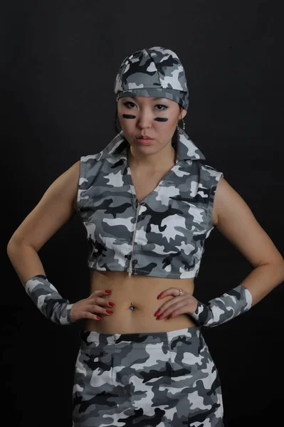 Retrato de mujer con estilo en ropa militar —  Fotos de Stock