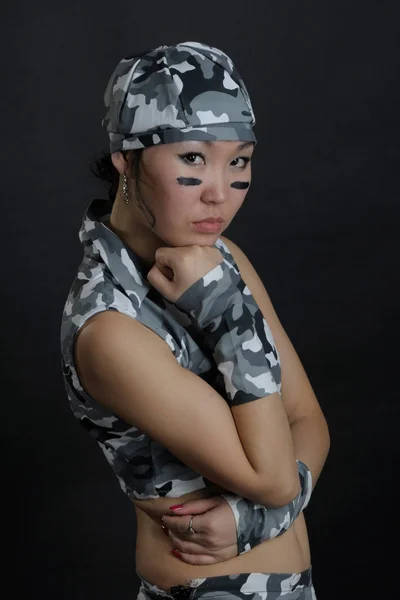 Retrato de mujer con estilo en ropa militar —  Fotos de Stock