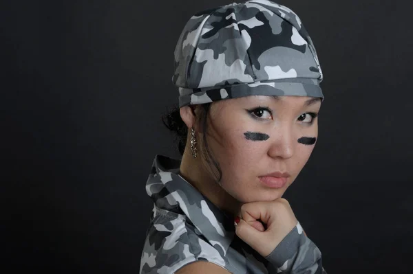 Katonai ruha elegáns nő portréja — Stock Fotó