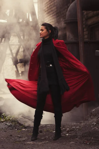 Kvinna i en röd regnrock — Stockfoto