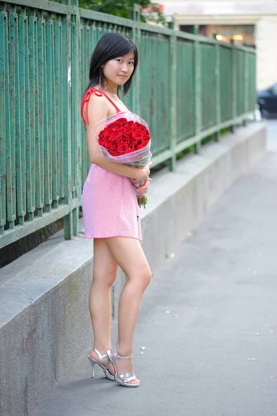 Asiatische Mädchen im Kleid — Stockfoto