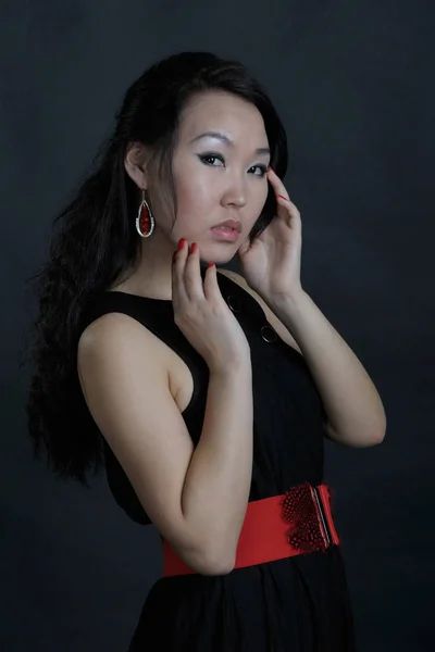 Portret van vrouw in zwarte jurk — Stockfoto