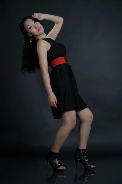 Retrato de mujer en vestido negro —  Fotos de Stock