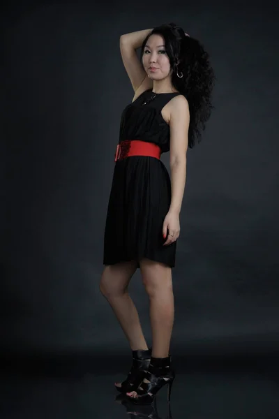 Fekete ruhás nő portréja — Stock Fotó