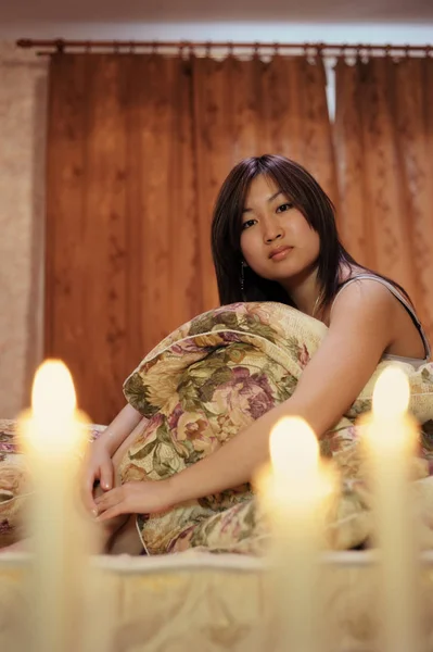Asiatische Frau drinnen auf Bett — Stockfoto