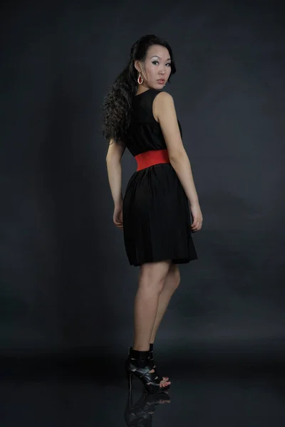 Porträtt av kvinna i svart klänning — Stockfoto