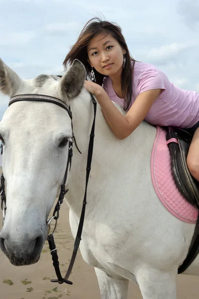 Genç güzel Asyalı kadın beyaz at binme — Stok fotoğraf