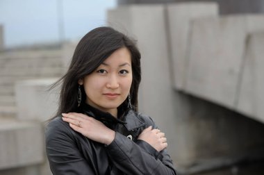 Siyah ceketli Asyalı kız