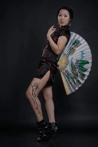 Asian woman with fake drawing tattoo on her leg — Stock Photo, Image