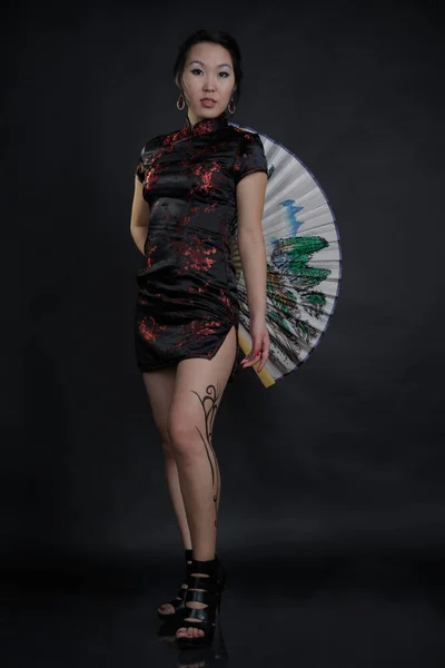 Asian kobieta z fałszywy rysunek tatuaż na nogę — Zdjęcie stockowe