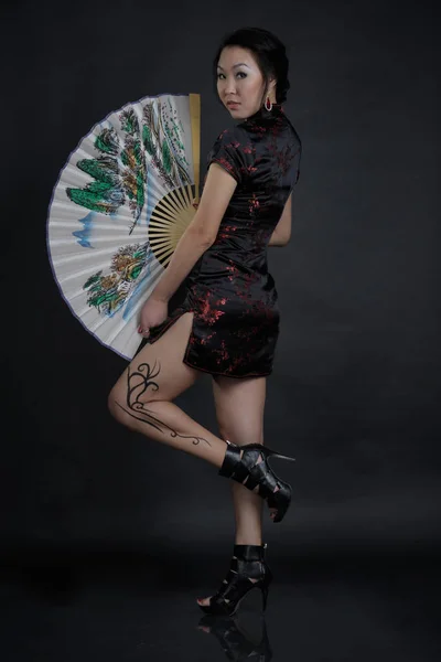 Mulher asiática com tatuagem de desenho falso em sua perna — Fotografia de Stock