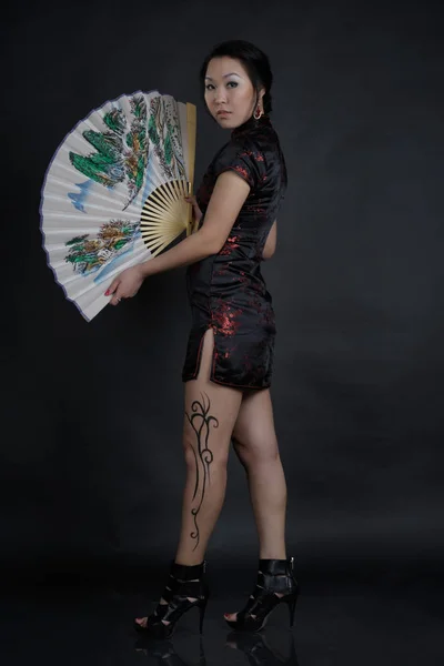 Ασιάτης/ισσα γυναίκα με ψεύτικο τατουάζ σχέδιο στο πόδι της — Φωτογραφία Αρχείου