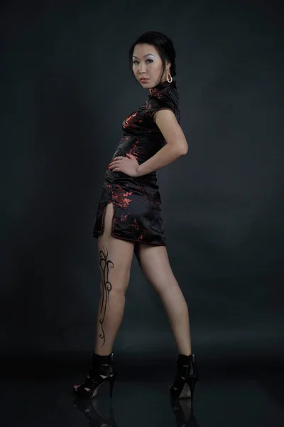 Femme asiatique avec faux tatouage de dessin sur sa jambe — Photo