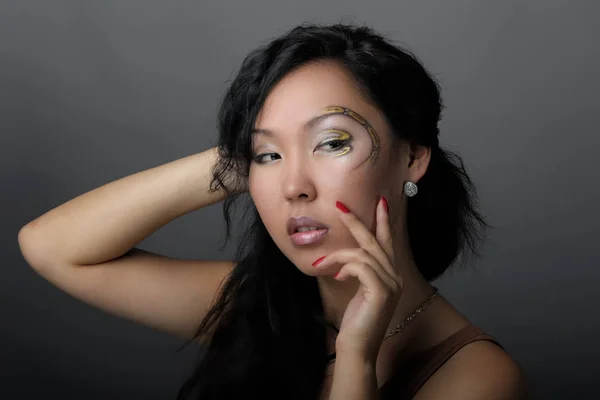 Porträtt av asiatisk kvinna med kreativ makeup — Stockfoto