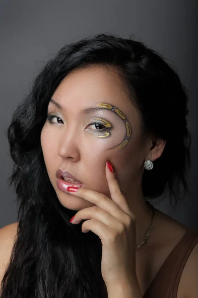 Portret van Aziatische vrouw met creatieve make-up — Stockfoto