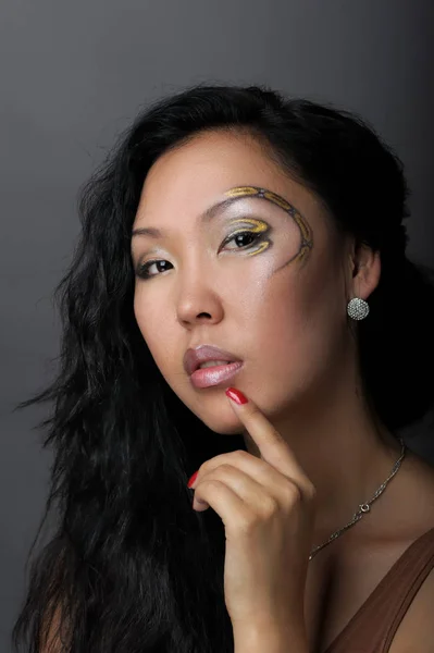 Portrait de femme asiatique avec maquillage créatif — Photo