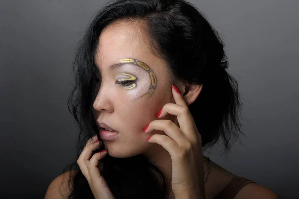 Portret azjatyckiej kobiety z kreatywnym makijażem — Zdjęcie stockowe