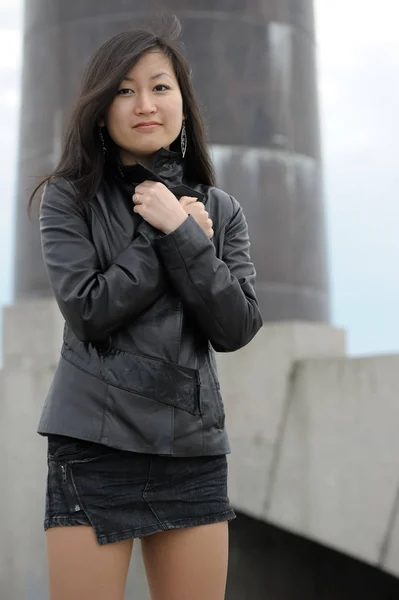 Азиатка в черной куртке — стоковое фото