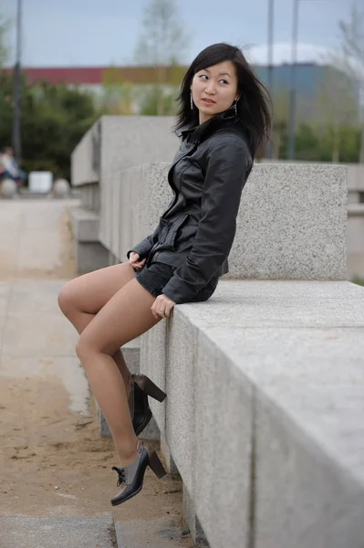 Asiática chica en negro chaqueta —  Fotos de Stock