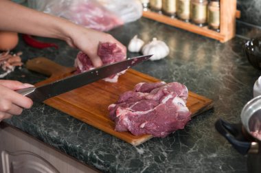 Kesme tahtasında bıçaklı et