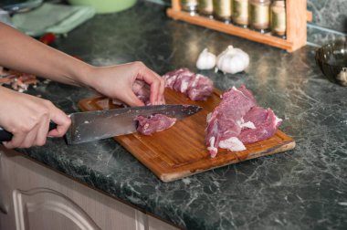 Kesme tahtasında bıçaklı et