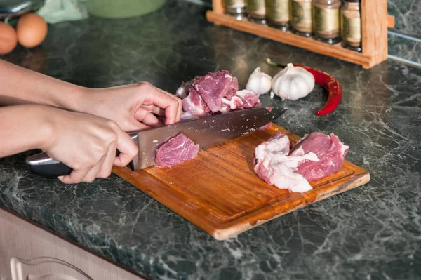 Kesme tahtasında bıçaklı et