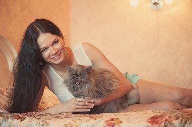 onu kedi ile genç ve güzel kadın