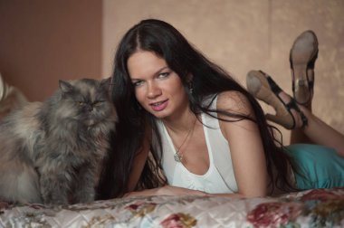 onu kedi ile genç ve güzel kadın