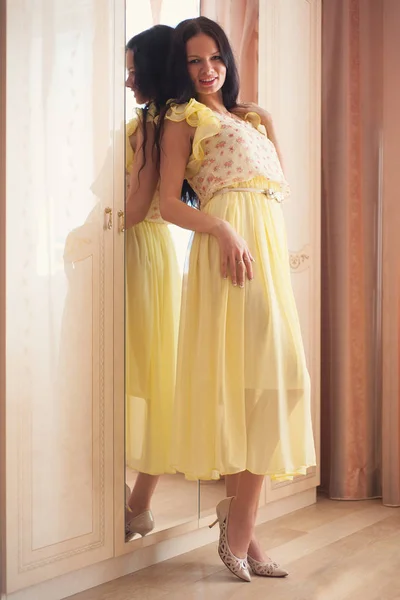 Portrait de femme en robe jaune — Photo