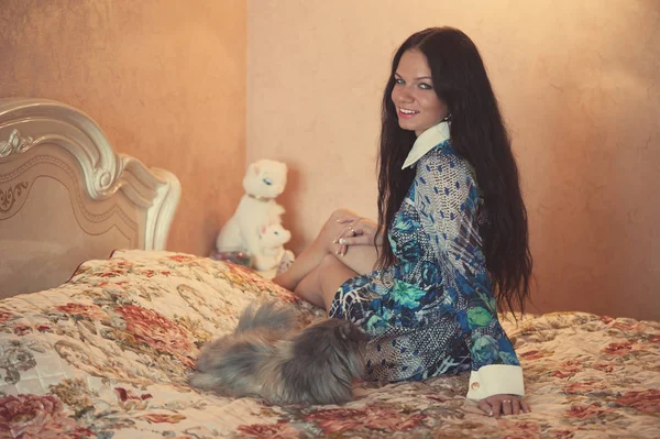 Ganska ung kvinna med hennes katt — Stockfoto