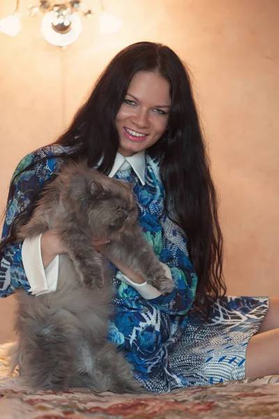 Flot ung kvinde med sin kat - Stock-foto