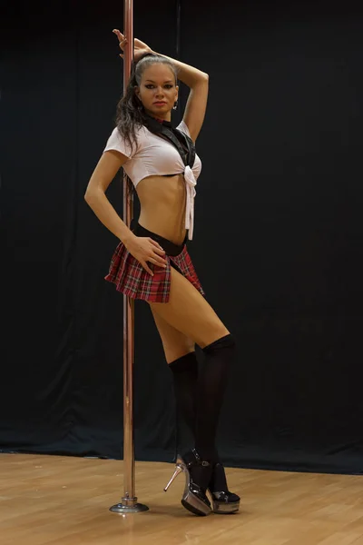 Jeune mince sexy pole dance femme — Photo