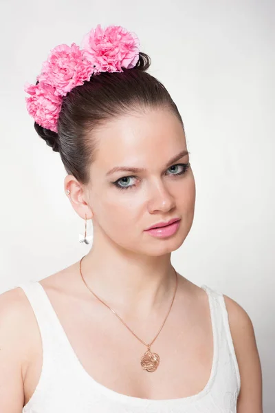 Portrét mladé ženy s květinovými diadém — Stock fotografie