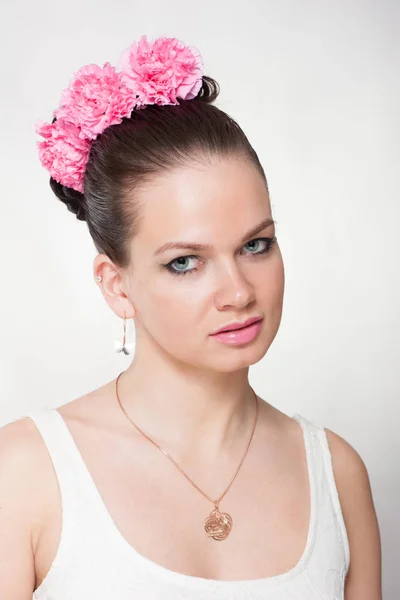 Retrato de mujer joven con diadema de flores —  Fotos de Stock