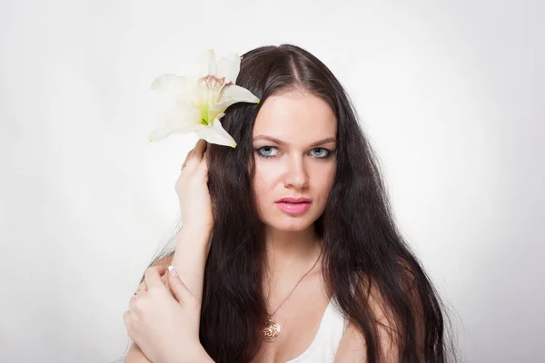 Portret van jonge vrouw met orchidee bloem — Stockfoto