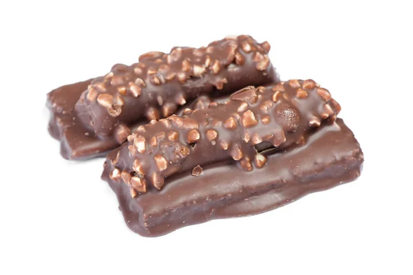 Bolos cobertos de chocolate pequeno com nozes esmagadas — Fotografia de Stock