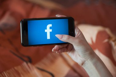 Facebook ile cep telefonu tutan manikür ile Kadın el