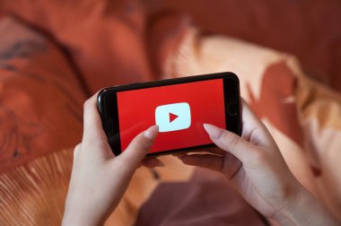 Youtube ile manikür tutan cep telefonu ile Kadın el