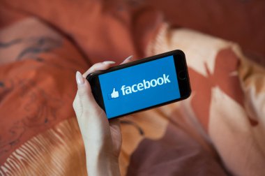 Facebook ile cep telefonu tutan manikür ile Kadın el
