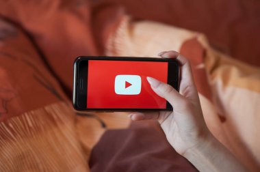 Youtube ile manikür tutan cep telefonu ile Kadın el