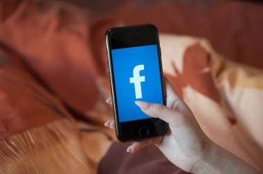 Facebook ile cep telefonu tutan manikür ile Kadın el