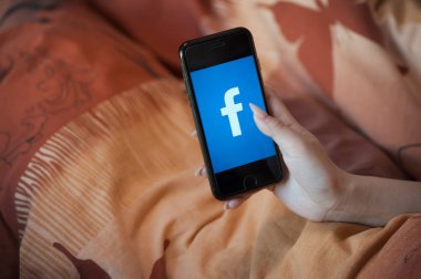 Facebook ile cep telefonu tutan manikür ile Kadın el