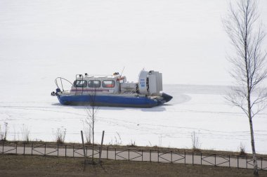 Donmuş nehrin buz üzerinde kurtarma hovercraft
