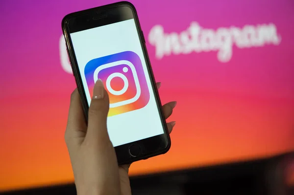 Cellulare a mano femminile con pagina iniziale di Instagram — Foto Stock