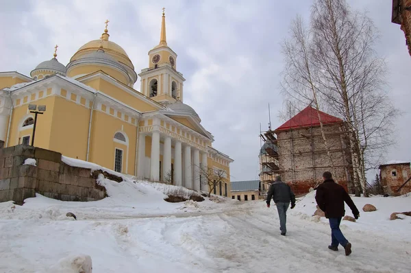 Άνθρωποι που περπατούν κοντά στο ναό το χειμώνα — Φωτογραφία Αρχείου